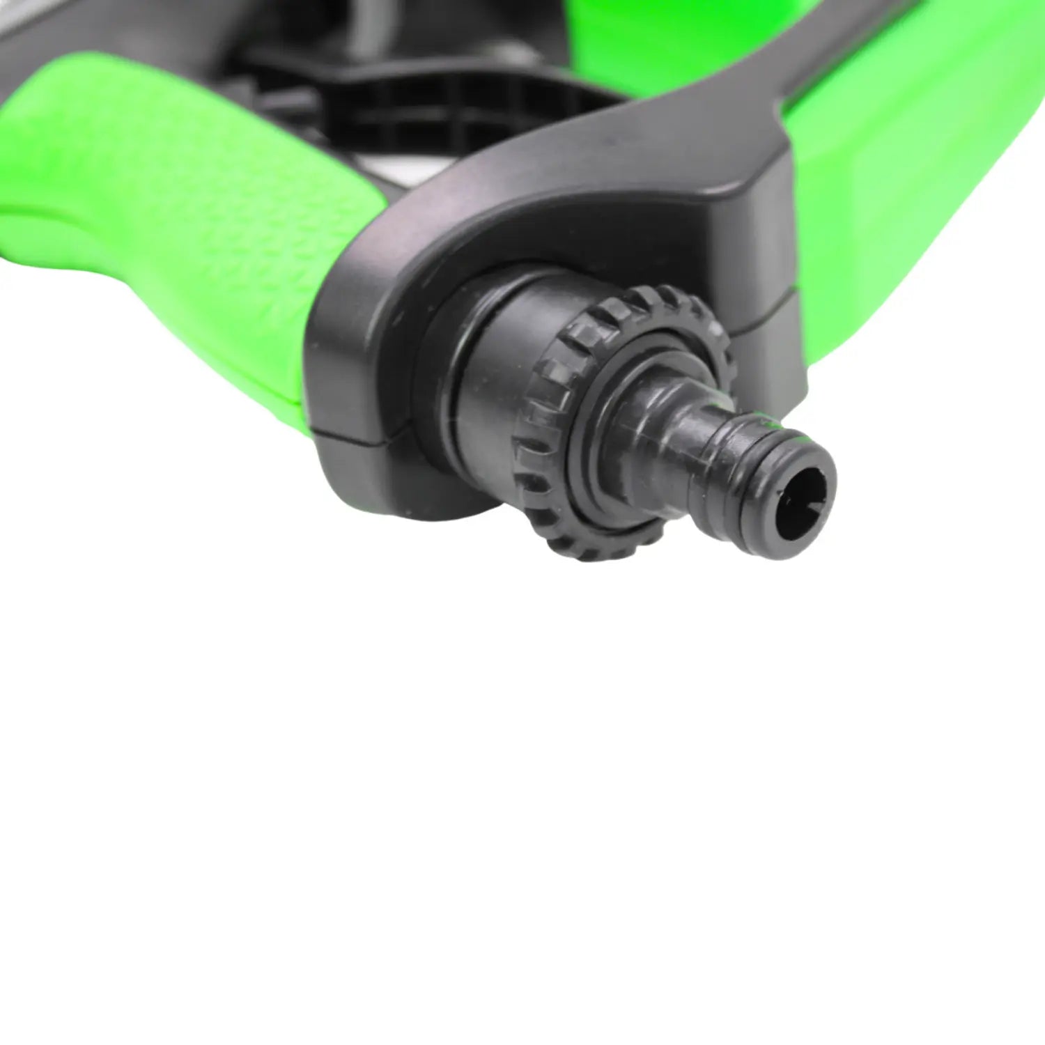 A imagem mostra a base do pulverizador, destacando a conexão com a mangueira. A extremidade tem um encaixe roscado preto, permitindo a conexão segura à mangueira de jardim. A parte verde ao redor da conexão proporciona aderência e estabilidade durante o uso. O design robusto sugere que a peça foi projetada para durabilidade e fácil instalação.