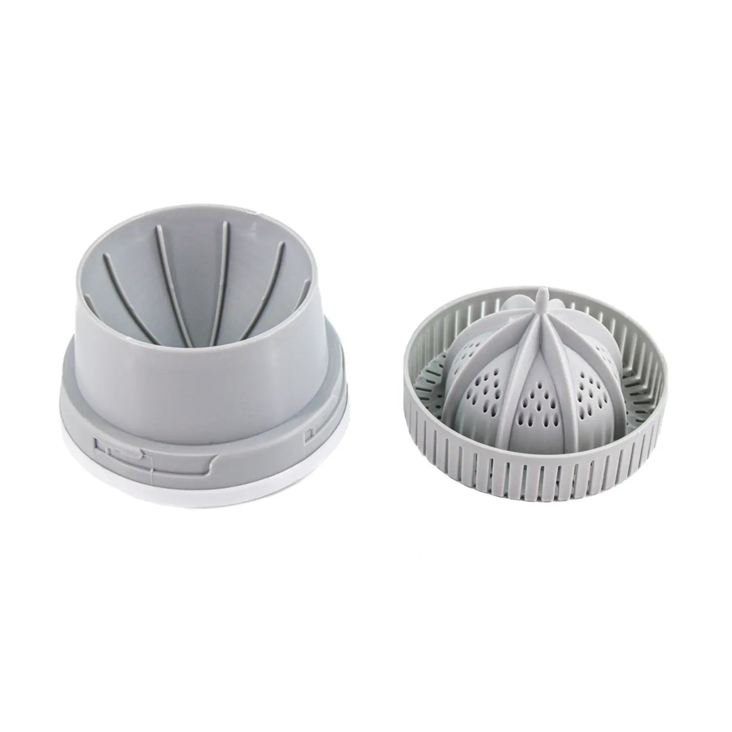 A imagem mostra duas partes separadas de um espremedor de frutas portátil. A peça maior é um recipiente com formato de cone, projetado para ser colocado na parte inferior, enquanto a segunda peça é a parte do espremedor, com detalhes em formato de fendas, que permite extrair o suco das frutas. Ambas as peças são de cor cinza e possuem um design simples e funcional, ideal para extrair suco de frutas de maneira prática e eficiente. O material é resistente e fácil de manusear.