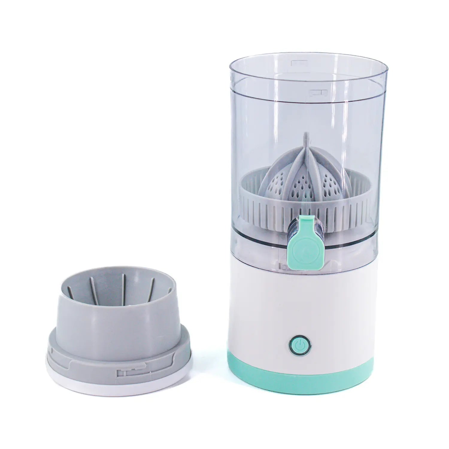 A imagem mostra um espremedor de frutas portátil e moderno, com design compacto e funcional. A base é branca com detalhes em verde claro, enquanto a parte superior transparente exibe o espremedor de frutas em formato de cone. Ao lado do espremedor, está a parte destacável, que parece ser um recipiente para encaixar frutas. O botão de operação fica na base, e o fundo é branco, destacando a praticidade do dispositivo.