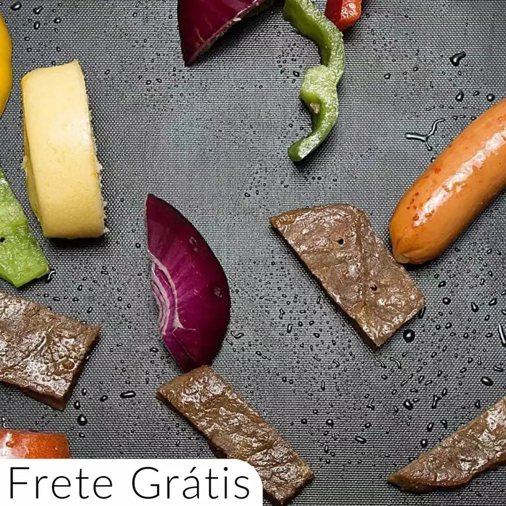 A imagem mostra diversos alimentos sobre um tapete antiaderente. Há fatias de carne, salsicha, pedaços de cebola roxa, pimentões, e outros vegetais. No canto inferior esquerdo, há um texto dizendo "Frete Grátis".