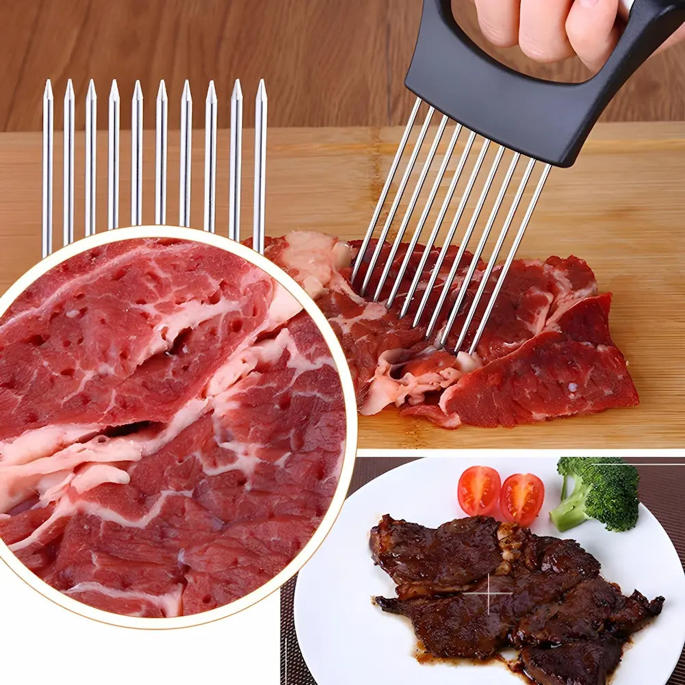 
A imagem mostra um cortador de carne semelhante ao cortador de cebolas, com várias lâminas metálicas longas e finas, sendo usado para perfurar um pedaço de carne crua sobre uma tábua de madeira. Ao fundo, é possível ver uma foto de um prato com carne já cozida, acompanhada de tomates e brócolis. Há também um close da carne crua, destacando os cortes feitos pelas lâminas.