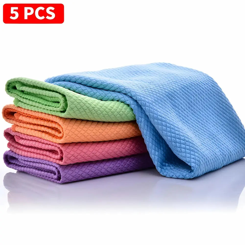 A imagem mostra cinco flanelas de microfibra dobradas em uma pilha. As cores, de cima para baixo, são: azul, verde, laranja, rosa e roxo. No canto superior esquerdo, há um retângulo vermelho com o texto "5 PCS" em branco. As flanelas têm uma textura quadriculada e estão sobre uma superfície branca reflexiva.
