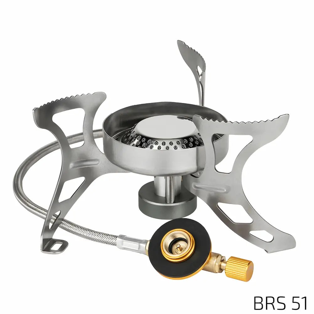  A imagem mostra um fogareiro portátil de metal com pernas recortadas e serrilhadas, uma mangueira metálica e uma válvula de latão com uma ponta laranja. No canto inferior direito, está o texto "BRS 51".