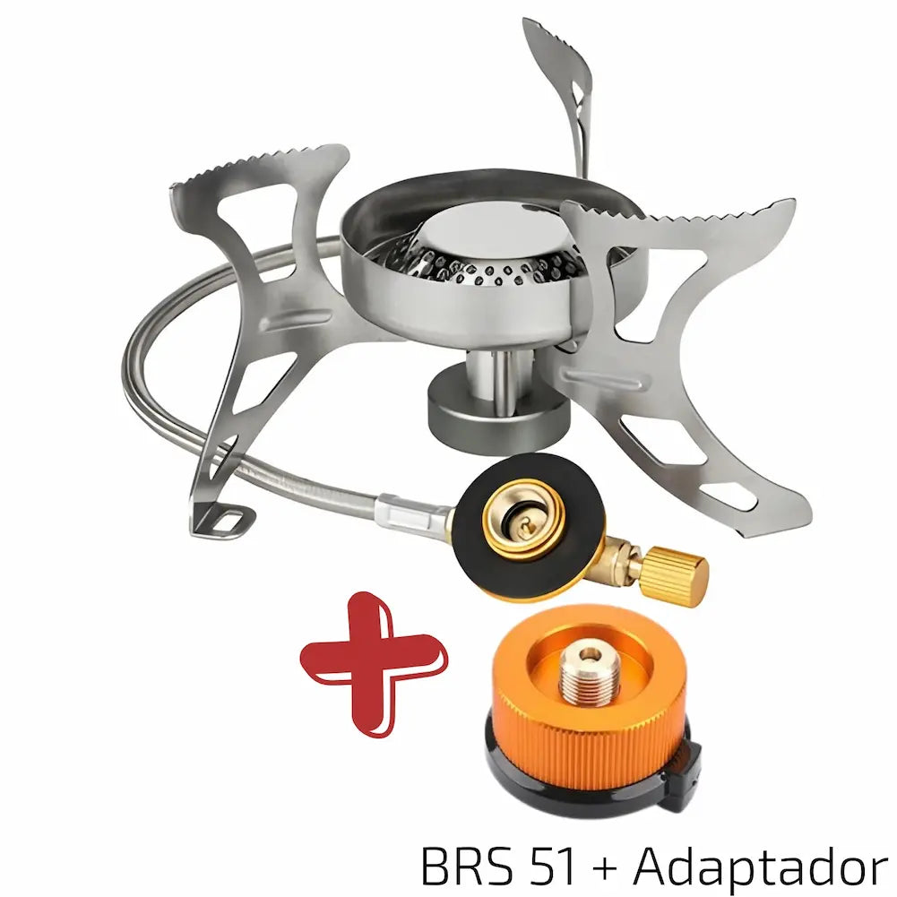 A imagem mostra um fogareiro portátil de metal com pernas recortadas e serrilhadas, uma mangueira metálica e uma válvula de latão com uma ponta  laranja. Ao lado da válvula, há um adaptador laranja. O canto inferior direito exibe o texto "BRS 51 + Adaptador".