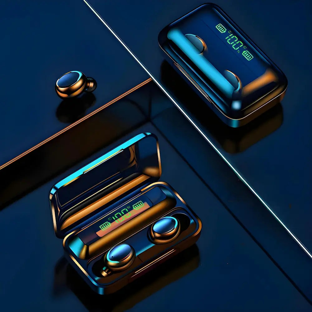 A imagem mostra um par de fones de ouvido sem fio em um estojo de carregamento aberto com um display digital indicando 100% de carga. Ao lado, há outro estojo de carregamento fechado com o mesmo display. Um único fone está fora do estojo, colocado sobre a superfície refletiva ao lado.