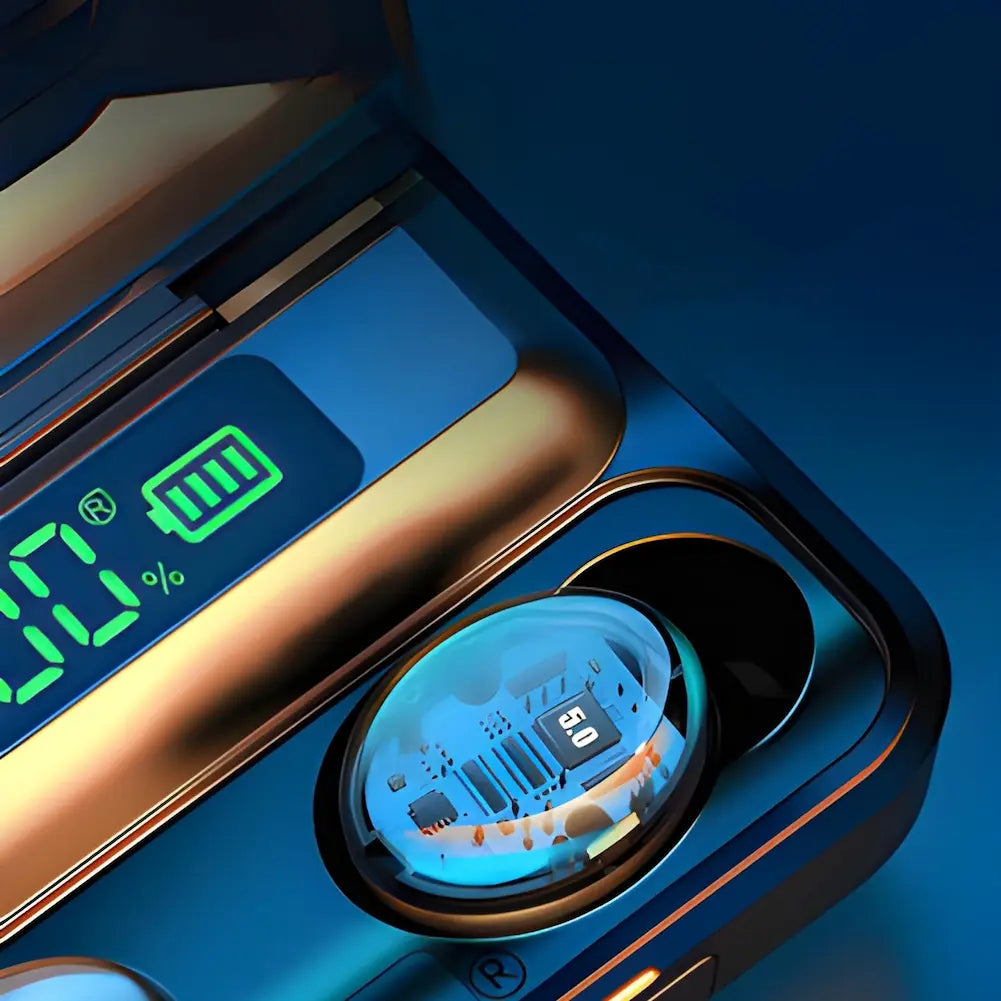 A imagem mostra um close-up de um estojo de carregamento aberto para fones de ouvido sem fio. O display digital indica o nível de carga em 100%. Um dos fones está em destaque, mostrando seu interior tecnológico com detalhes de circuitos e o número "5.0" visível. A estética é moderna e tecnológica.