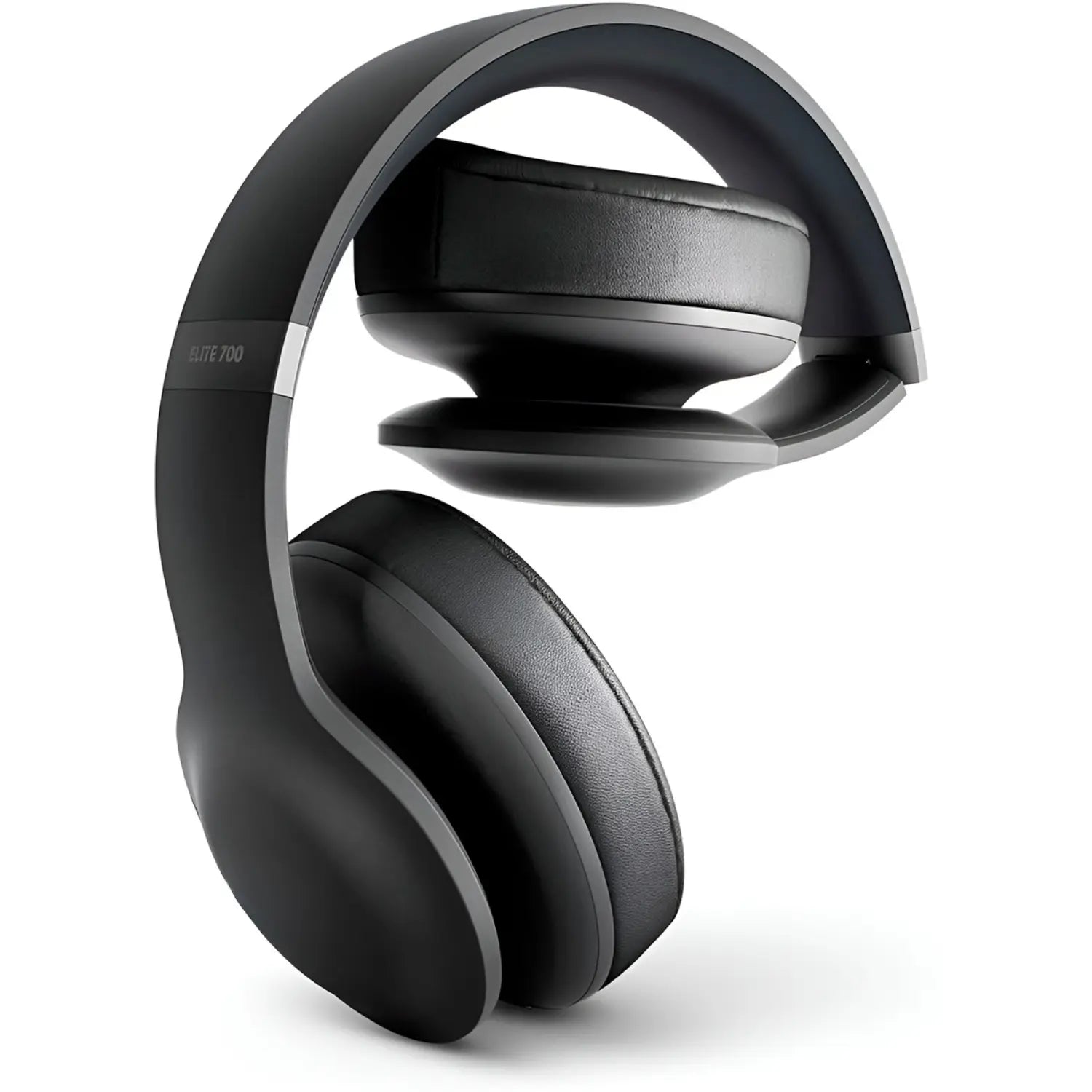 A imagem mostra um headphone de design moderno, na cor preta, com almofadas de ouvido grandes e acolchoadas. O fone apresenta uma estrutura elegante e curvada, com detalhes metálicos discretos nas extremidades da faixa de cabeça. A construção é robusta, mas ainda assim leve, proporcionando conforto durante o uso prolongado. O modelo destaca-se pela estética sofisticada e pela praticidade, ideal para quem busca qualidade e estilo.