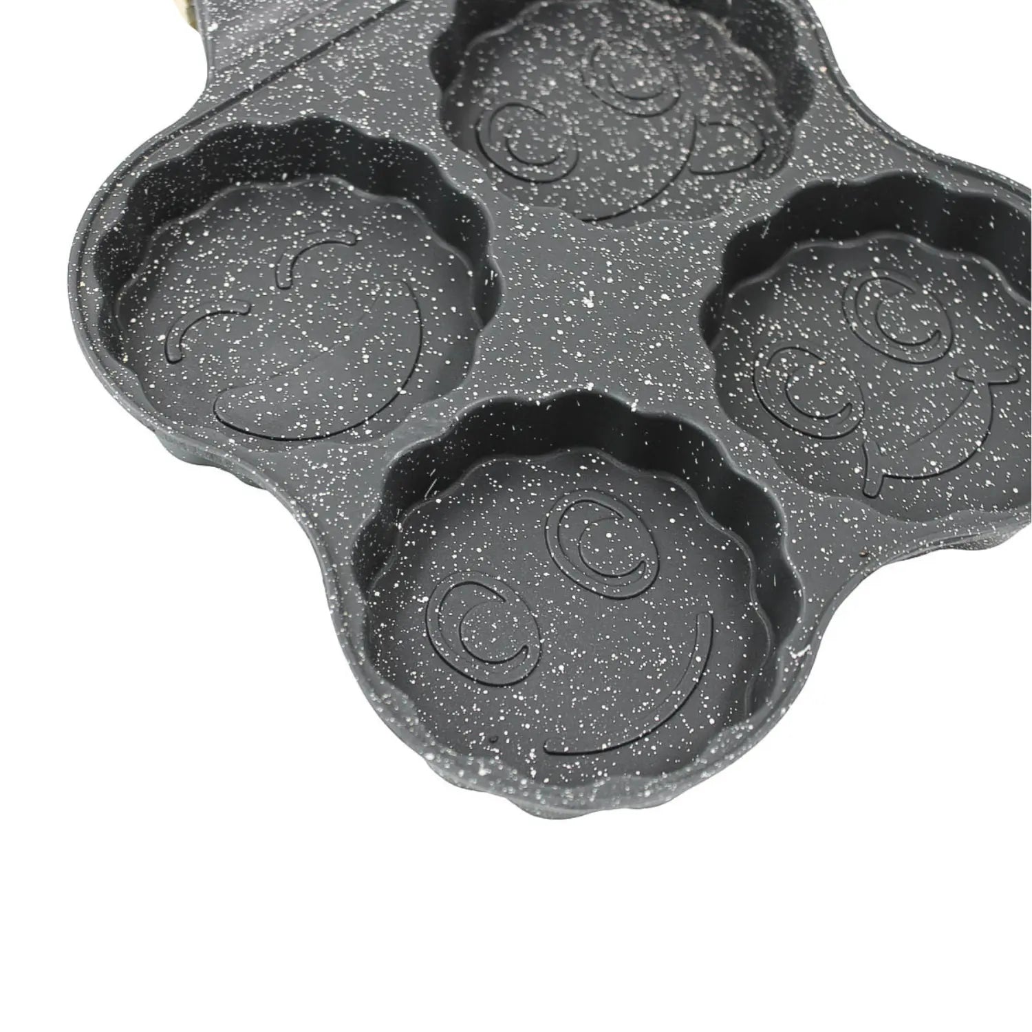 A imagem mostra em close uma frigideira com quatro divisórias, cada uma com o formato de um rosto sorridente, ideal para fazer panquecas divertidas e personalizadas. O design traz um toque lúdico para a cozinha, tornando a preparação de alimentos mais interessante, especialmente para crianças