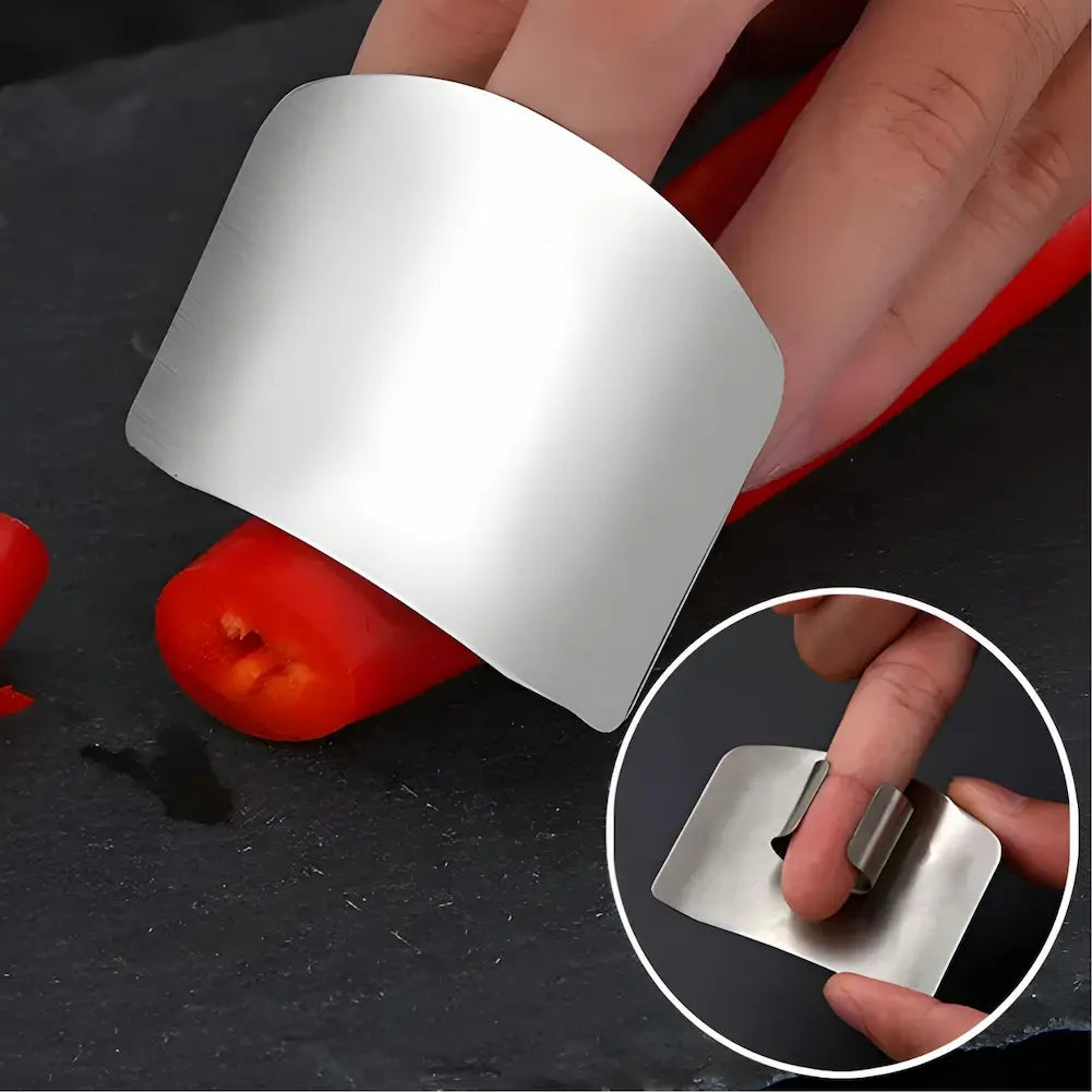 A imagem mostra uma lâmina curva de metal sendo usada para cortar uma pimenta vermelha. A lâmina está posicionada sobre a pimenta, enquanto os dedos seguram a lâmina pelos suportes. No canto inferior direito, há um close-up mostrando dois dedos inseridos nos anéis de metal do suporte da lâmina. O fundo é escuro.