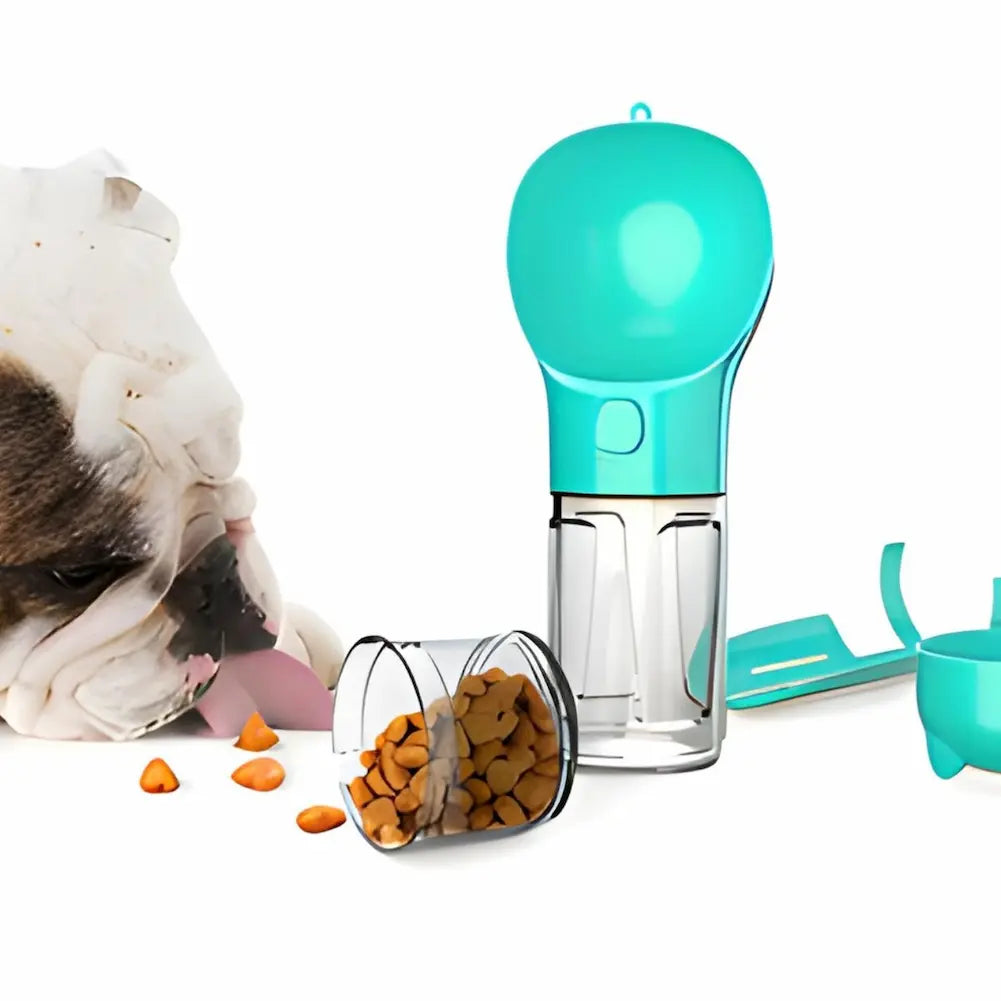 A imagem mostra um cão lambendo o chão próximo a um bebedouro portátil azul desmontado. Há pedaços de ração espalhados e o compartimento de ração está inclinado, com ração saindo dele. O bebedouro está ao lado, com suas partes desmontadas visíveis.