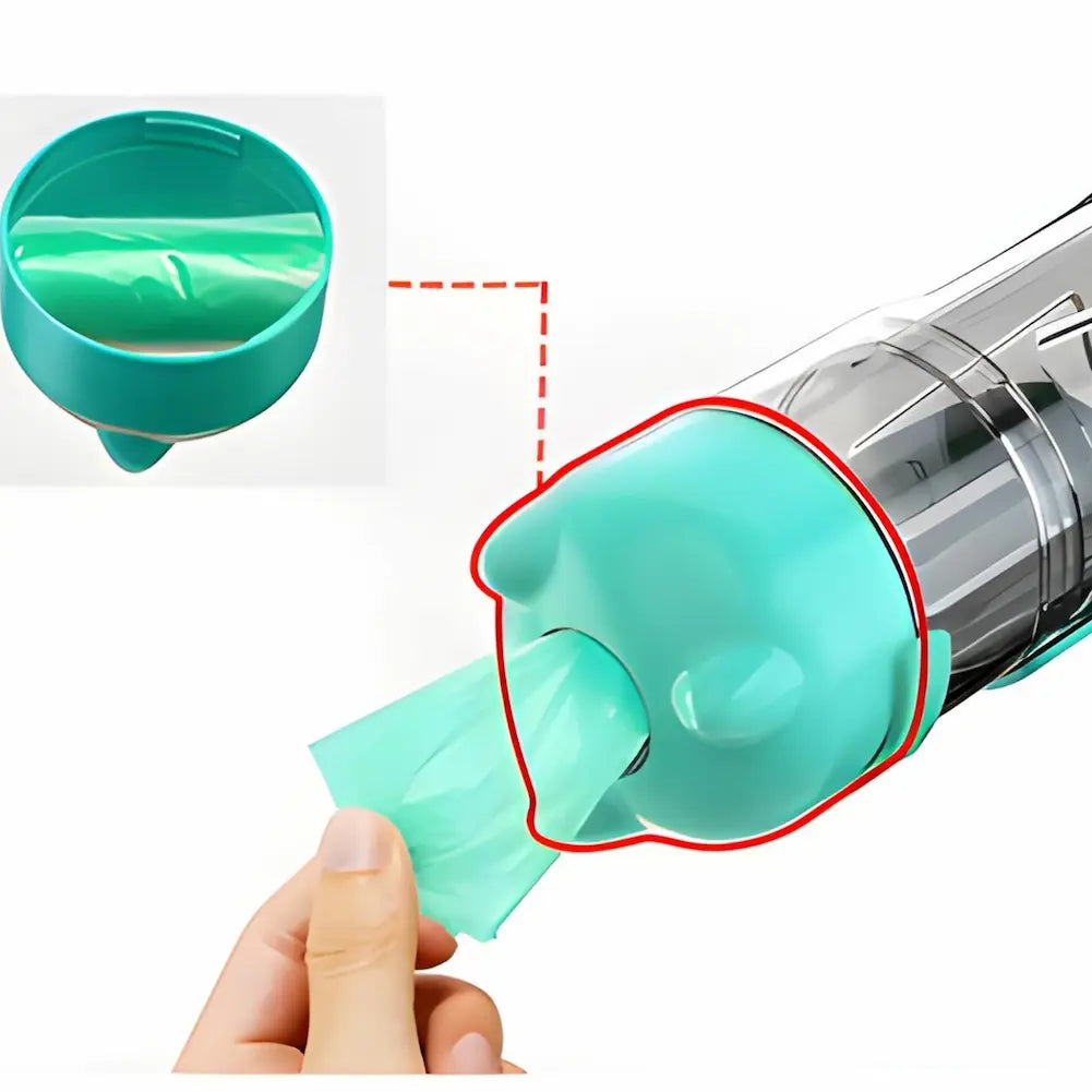  A imagem mostra um dispensador de sacos plásticos verde, parte de um bebedouro portátil para cães. Uma mão puxa um saco do compartimento, que está destacado. O foco está na funcionalidade de armazenar e distribuir sacos para coleta de dejetos caninos durante passeios.