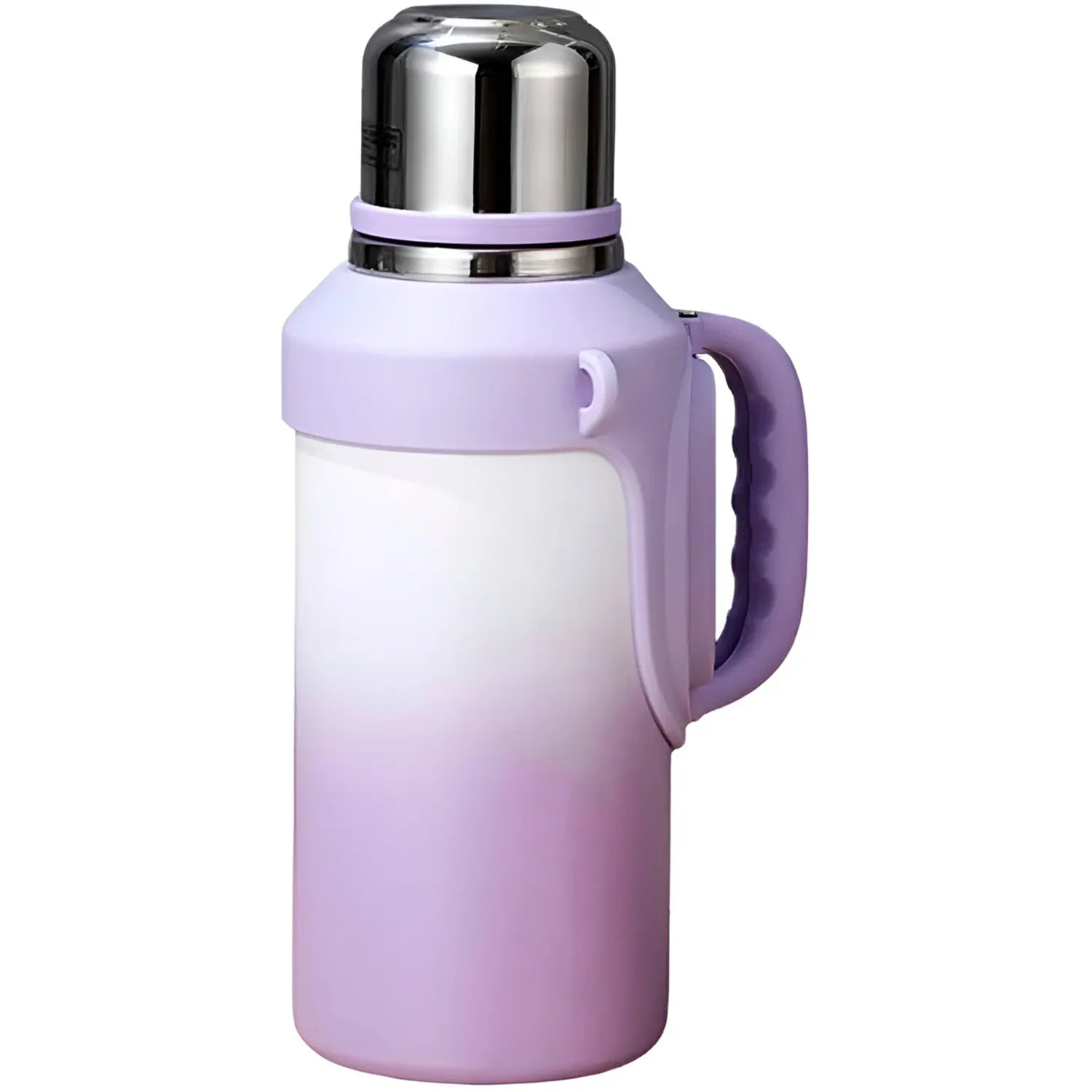 A imagem mostra uma garrafinha com design moderno e elegante, de cor gradiente que vai de roxo para branco. A garrafa possui uma tampa metálica prateada, com um corpo de plástico que garante a retenção térmica. A alça ergonômica é roxa, facilitando o transporte. O produto é ideal para quem busca praticidade e estilo, com um visual clean e sofistica