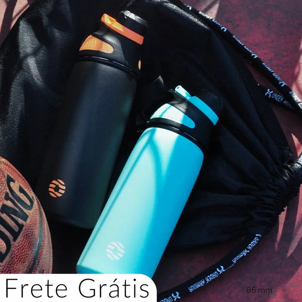 
A imagem mostra duas garrafas térmicas modernas, uma preta com detalhes laranja e outra azul claro com detalhes pretos, posicionadas sobre uma bolsa de tecido preta com cordões. Ao lado, uma bola de basquete sugere um contexto esportivo. No canto inferior, aparece a inscrição "Frete Grátis".