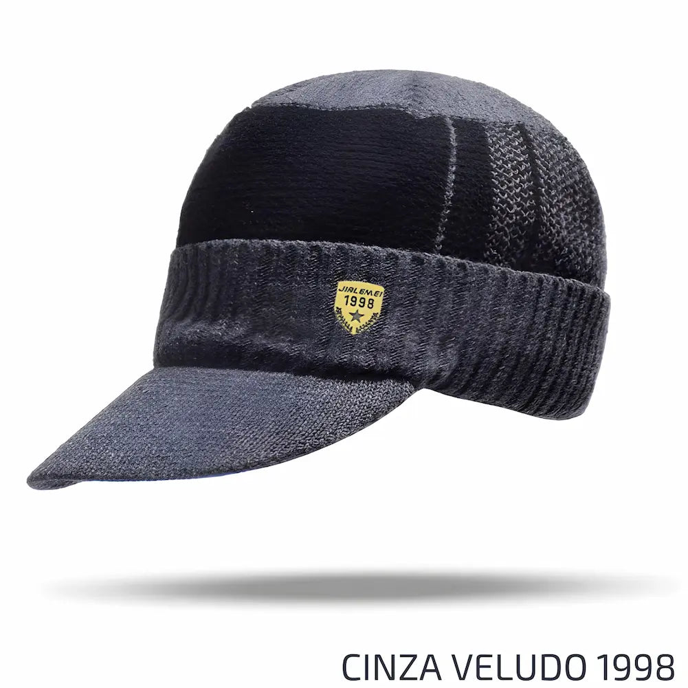 Chapéu de veludo na cor cinza com textura, aba e bordado "1998" em um pequeno emblema amarelo. Este é uma das opções de compra.
