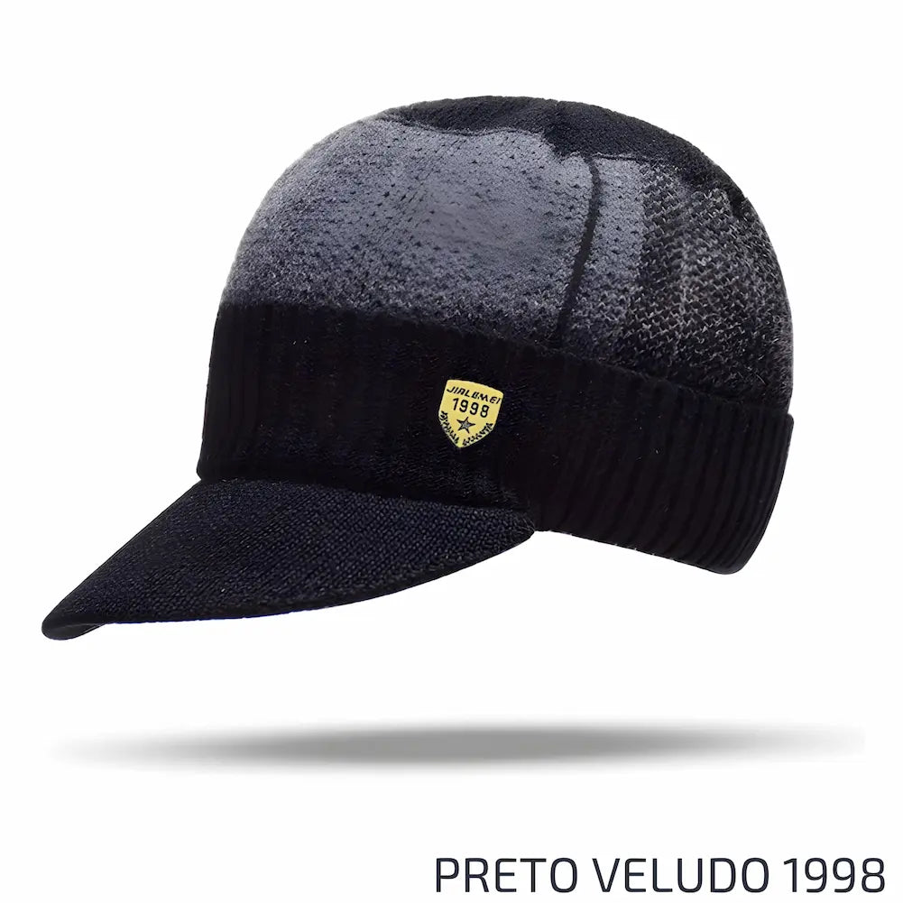 Esta imagem apresenta um chapéu de inverno feito de veludo na cor preta, indicado para uso casual e atividades ao ar livre durante o frio. O chapéu possui uma aba frontal e um distintivo na lateral com a inscrição "1998". Uma das opções de compra disponíveis é o "PRETO VELUDO 1998".