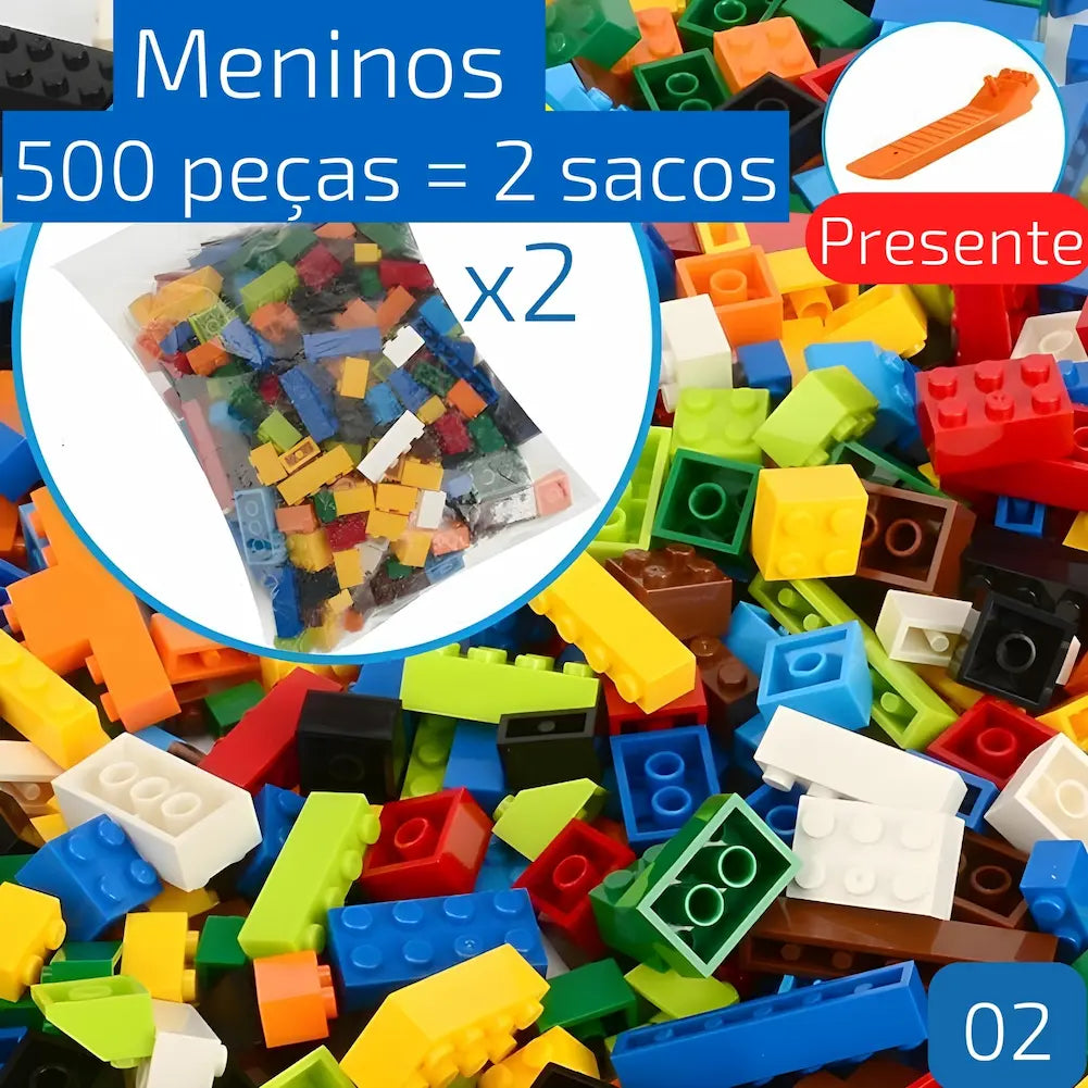  A imagem promove um conjunto de blocos de montar para meninos, destacando que 500 peças são distribuídas em 2 sacos. No fundo, há uma variedade de blocos coloridos em tons de azul, verde, amarelo, vermelho e branco. Um círculo na parte superior direita indica um "presente" incluído, que parece ser uma ferramenta de remoção de blocos.