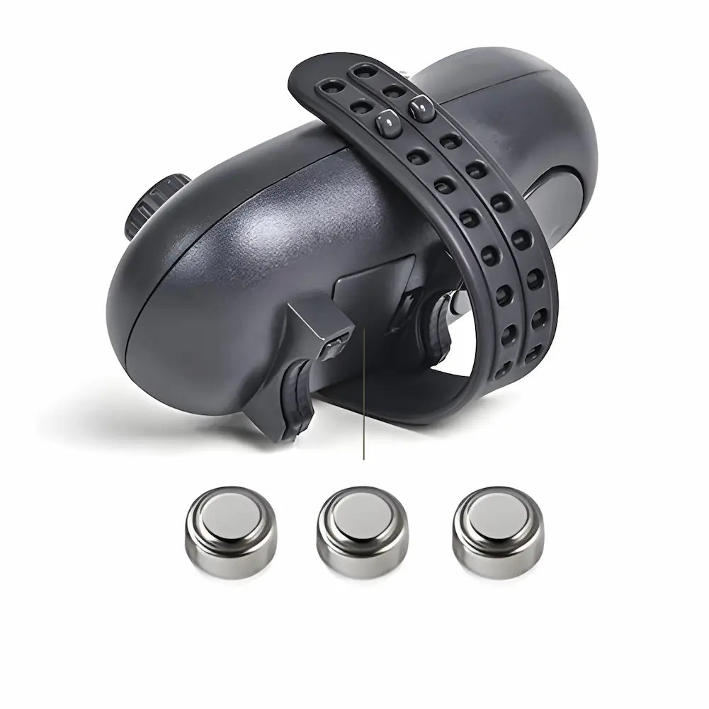 A imagem mostra a parte de trás do dispositivo, com um suporte preso a ele. Ao lado, há três baterias redondas de formato cilíndrico. O suporte parece ser ajustável e projetado para facilitar a fixação ou a manipulação do dispositivo. As baterias sugerem que o dispositivo é alimentado por elas.