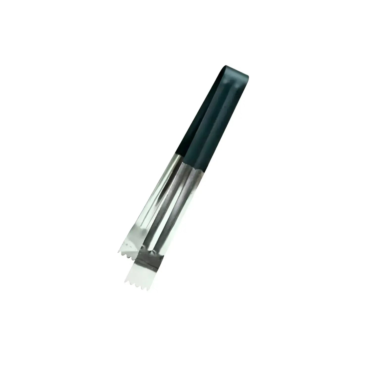 A imagem mostra uma pinça para gelo, com acabamento em aço inox e detalhes em preto. Ela é projetada para pegar cubos de gelo de forma prática e higiênica, ideal para uso em bares ou em casa, oferecendo um toque de sofisticação na hora de preparar drinks.