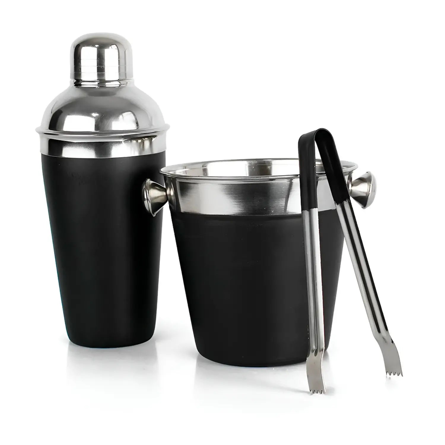 A imagem mostra um conjunto elegante de utensílios para bar, composto por um shaker, um balde de gelo e uma pinça para gelo. Os itens possuem acabamento em aço inox com detalhes em preto, dando um visual sofisticado e moderno para o uso em festas ou em casa.