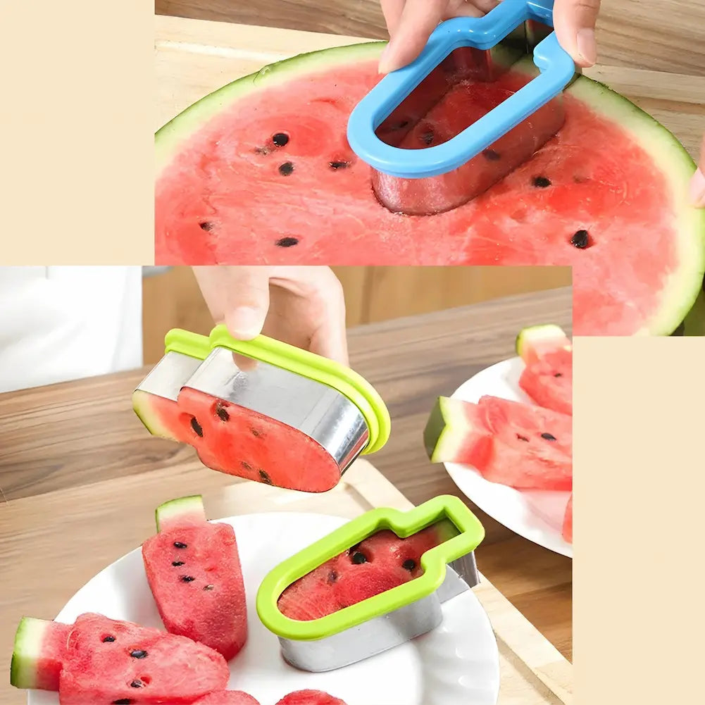 A imagem mostra moldes de corte para frutas em forma de picolé, usados para fatiar melancia. Na parte superior, um molde azul corta uma fatia de melancia. Abaixo, um molde verde segura uma fatia cortada em forma de picolé, e ao lado, há várias fatias de melancia decorativas em um prato.