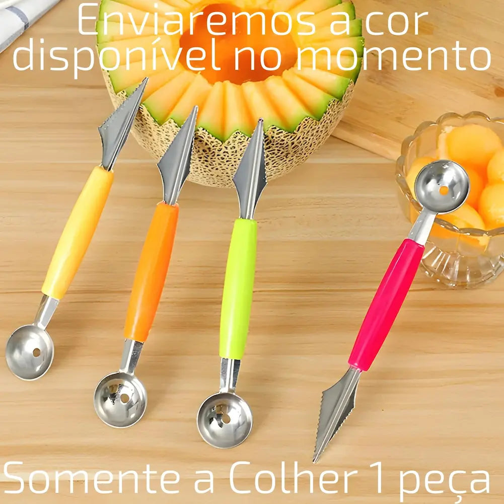  A imagem mostra quatro colheres de esculpir frutas, cada uma com uma lâmina serrilhada na ponta e uma colher arredondada na outra extremidade. Os cabos são coloridos: amarelo, laranja, verde e rosa. Ao fundo, há um melão decorado e uma tigela com bolas de melão. O texto diz "Enviaremos a cor disponível no momento" e "Somente a Colher 1 peça".
