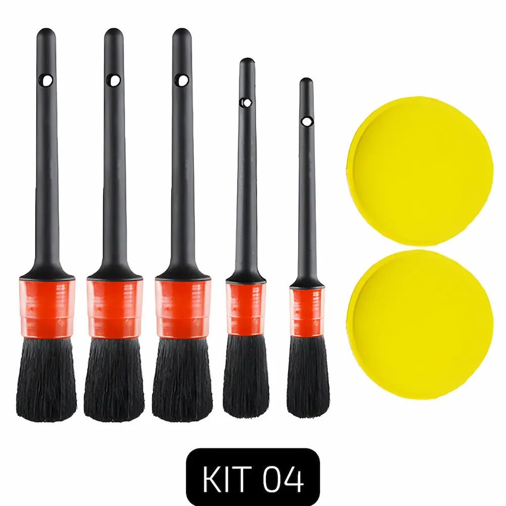  Imagem de um kit de limpeza automotiva, denominado "KIT 04". Inclui cinco pincéis de tamanhos variados com cerdas pretas e base vermelha, além de dois aplicadores de cera amarelos. O kit oferece as ferramentas essenciais para uma limpeza detalhada e aplicação de produtos de manutenção no carro.