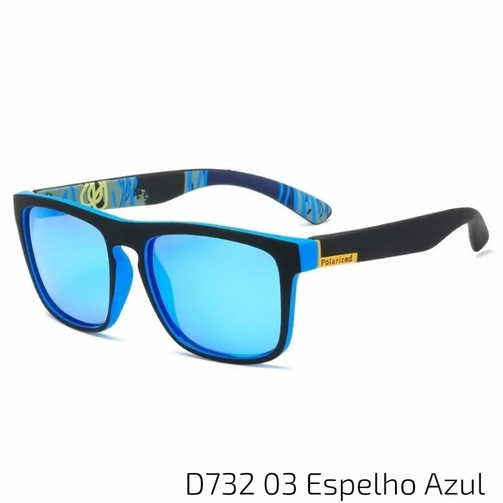 Óculos de sol com armação preta e detalhes em azul, incluindo a borda das lentes e parte interna das hastes que exibem um padrão estilizado. As lentes são espelhadas em azul, oferecendo uma aparência fresca e contemporânea. As hastes têm um acabamento preto por fora e um design vibrante em azul e outras cores na parte interna. Estes óculos combinam estilo e funcionalidade, sendo ideais para quem quer um visual moderno e arrojado.