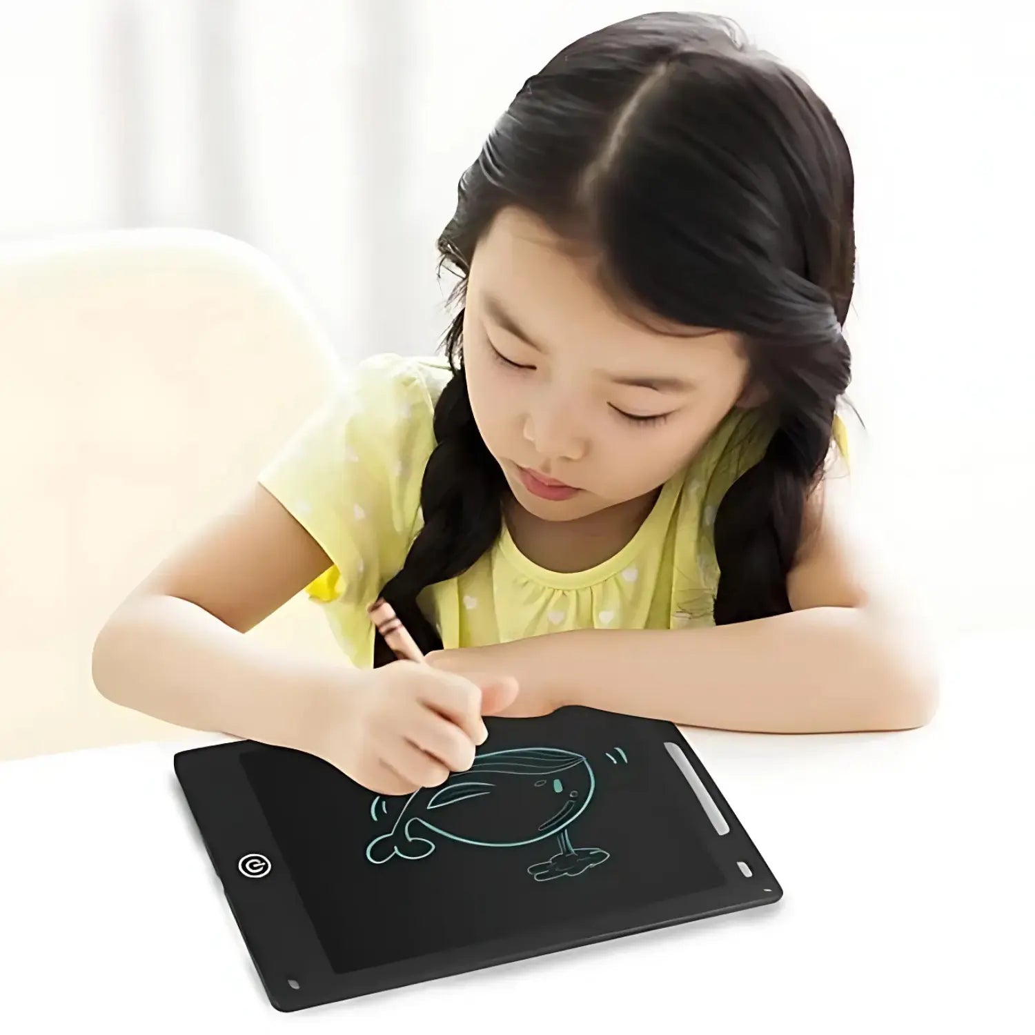 A imagem mostra uma criança usando uma lousa digital, desenhando uma figura de baleia com um estilo de linha colorida na tela. A lousa possui um design simples e moderno, ideal para atividades criativas e educativas, permitindo que a criança desenhe e apague facilmente.