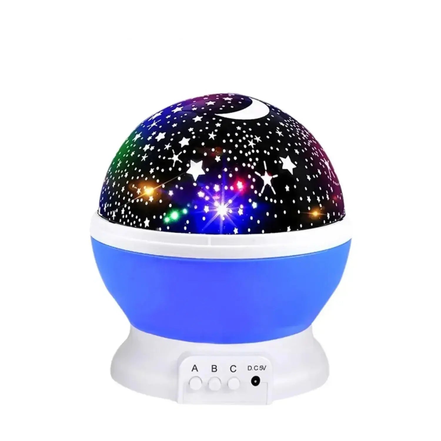 A imagem mostra uma lâmpada projetora de estrelas com base azul e uma parte superior decorada com estrelas coloridas em fundo preto. A lâmpada apresenta uma variedade de cores, como verde, vermelho, azul e branco. Na base, há um painel de controle com botões rotulados A, B, C e DC 6V para ajustar os modos de luz.