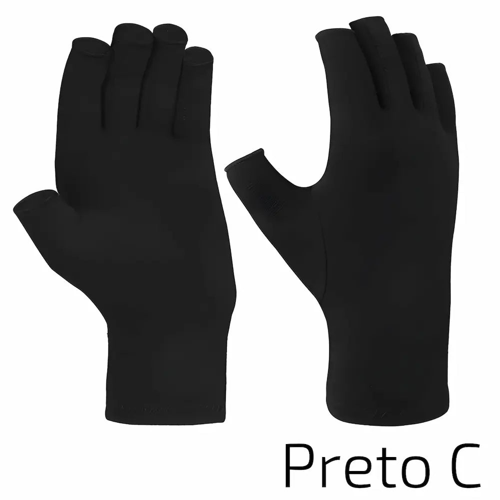  A imagem mostra um par de luvas de compressão pretas com dedos abertos, vistas da palma e do dorso da mão. As luvas são lisas, sem detalhes ou texturas adicionais. Abaixo das luvas, está escrito "Preto C". As luvas são pretas e o fundo é branco, destacando os detalhes das luvas.