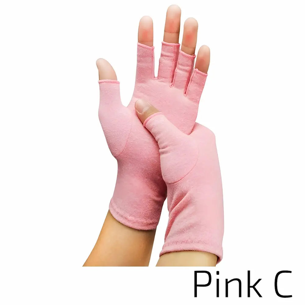  A imagem mostra um par de luvas de compressão rosa com dedos abertos, vistas da palma e do dorso da mão. As luvas têm uma textura suave e são levemente acolchoadas. Abaixo das luvas, está escrito "Pink C". As luvas são rosa e o fundo é branco, destacando os detalhes das luvas.