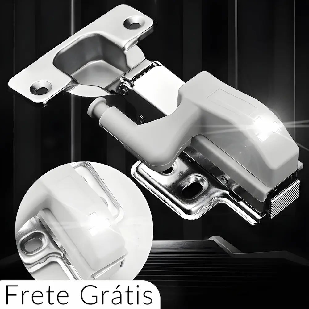 A imagem mostra uma dobradiça metálica com uma luz LED cinza anexada. A luz está acesa, iluminando a área ao redor. Há um zoom circular na parte inferior esquerda destacando a luz LED acesa na dobradiça. O fundo é escuro, destacando a peça iluminada. O texto na imagem oferece "Frete Grátis".