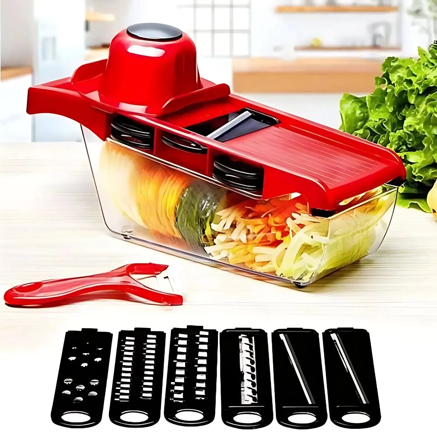 A imagem mostra um cortador de legumes multifuncional, com uma base vermelha e transparente. O recipiente está cheio de legumes fatiados, como abobrinha e cenoura. Acompanha um conjunto de lâminas de diferentes tipos, visíveis abaixo, que permitem cortar e ralar os alimentos de várias formas. Também está presente um descascador de legumes à esquerda, facilitando o preparo dos alimentos. O produto é ideal para fatiar, ralar e cortar vegetais de maneira prática.