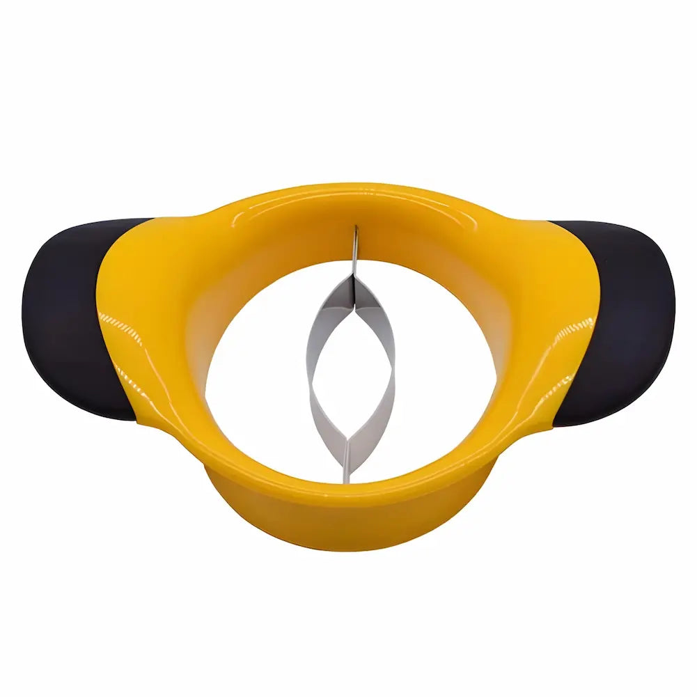 A imagem mostra um descascador de frutas amarelo com alças pretas em ambos os lados, visto de cima. No centro, há uma lâmina curva de metal para cortar frutas. O fundo é branco, destacando o descascador e suas partes.