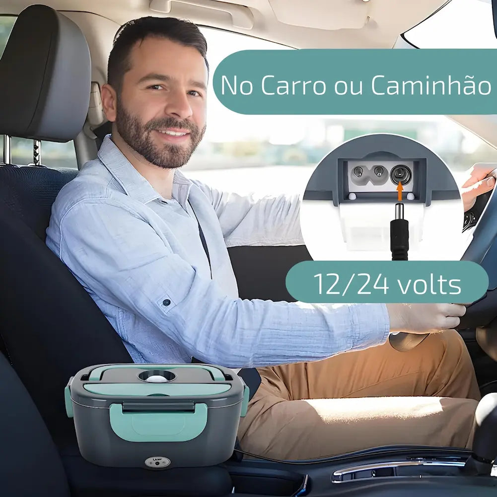  A imagem mostra um homem sorrindo sentado no banco do motorista de um carro. Ao seu lado, no assento, está uma marmita elétrica cinza e verde. No canto superior direito, há uma imagem ampliada da tomada com o texto "12/24 volts" e acima, o texto "No Carro ou Caminhão." O fundo é claro, com a estrada visível pela janela.