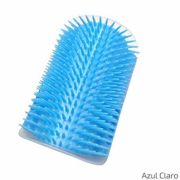 A imagem mostra uma escova de cerdas na cor azul claro, projetada para que gatos possam se esfregar e se coçar sozinhos. O design curvado e as cerdas flexíveis tornam o produto funcional e confortável para os felinos. No canto inferior direito, está o texto "Azul Claro".