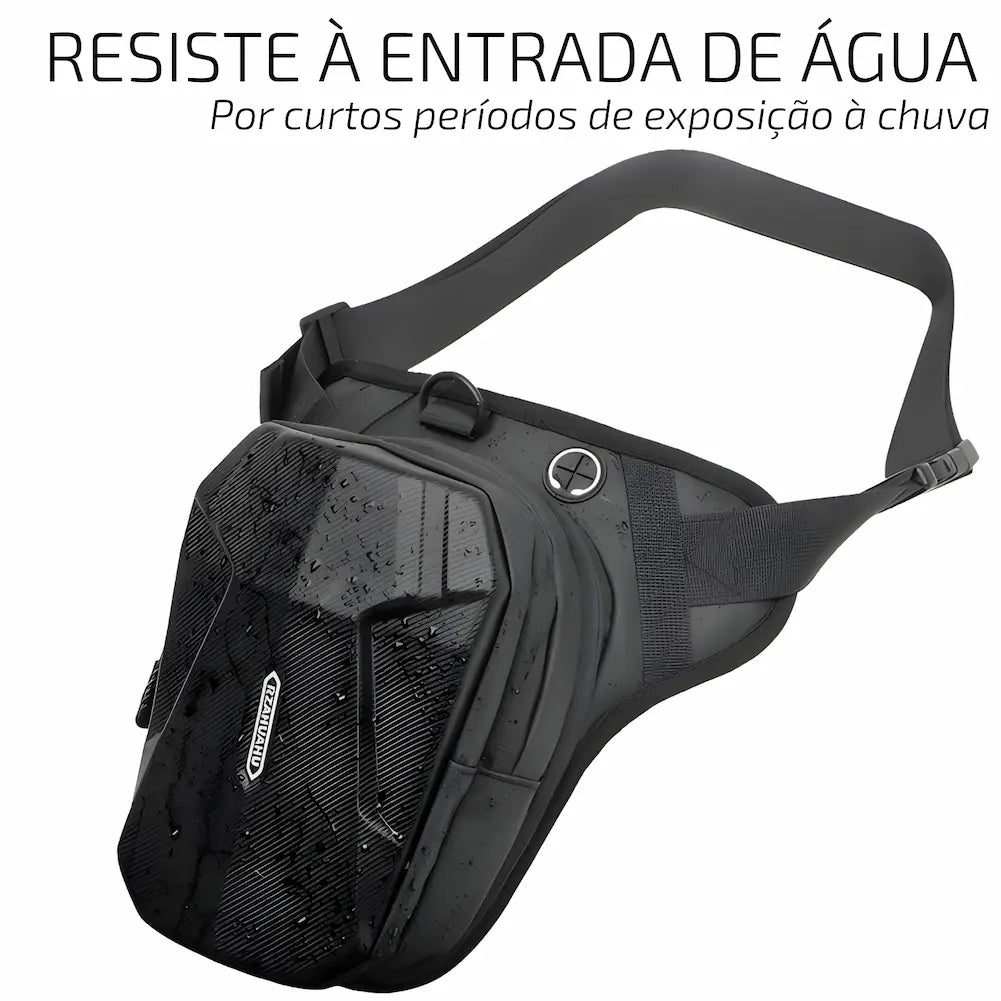 Imagem de uma pochete preta com alça ajustável e superfície texturizada, mostrando gotas de água. O texto acima diz "RESISTE À ENTRADA DE ÁGUA" e abaixo "Por curtos períodos de exposição à chuva". O design é robusto, com detalhes para passagem de fones e fechos resistentes.