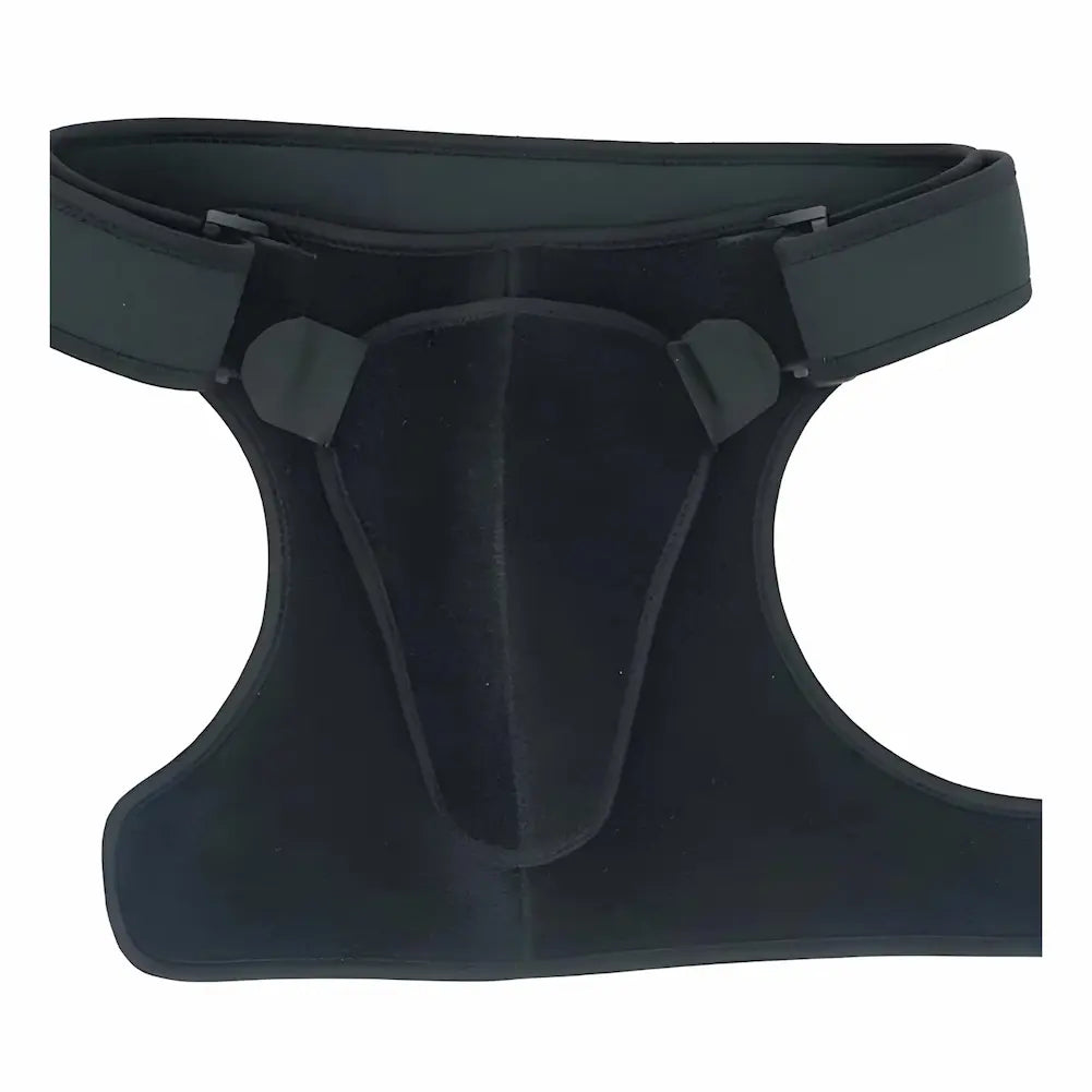 A imagem mostra um suporte ortopédico preto para ombro, visto de frente. O design inclui tiras ajustáveis que se prendem ao redor do peito e ombro, proporcionando suporte firme. O material parece ser acolchoado e resistente, com um formato que se adapta à anatomia do ombro.