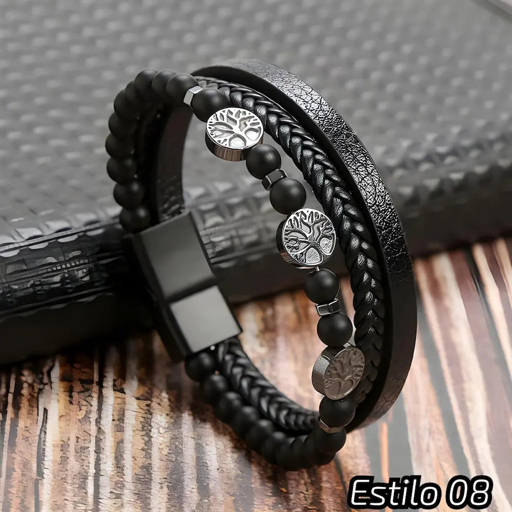Pulseira preta com couro trançado, tiras texturizadas e contas escuras. Adornada com três medalhões metálicos com o símbolo da árvore da vida. Fecho preto, ideal para um estilo elegante e simbólico. Estilo: 08.