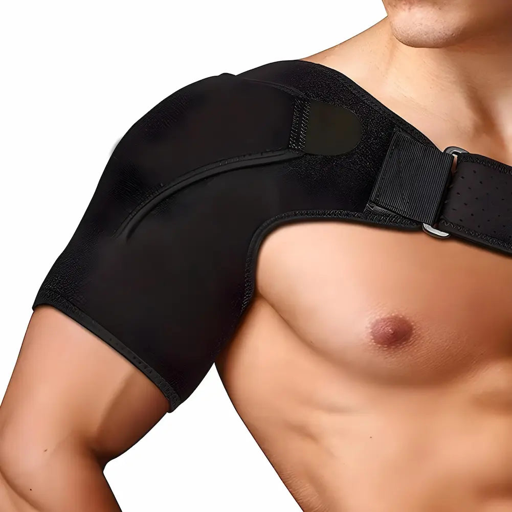 A imagem mostra um homem sem camisa usando um suporte ortopédico preto no ombro direito. O suporte cobre o ombro e parte do braço, com uma faixa ajustável que passa pelo peito. A pele do homem é clara e o suporte está bem ajustado, destacando a musculatura do ombro e do braço.
