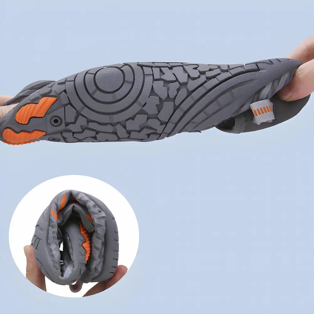 A imagem mostra um par de tênis com sola de borracha flexível e robusta, sendo pressionado e dobrado com facilidade, demonstrando sua flexibilidade. O design da sola é detalhado, com padrões que proporcionam tração, e o tênis tem detalhes em laranja. No canto inferior, uma imagem ampliada mostra o tênis dobrado, enfatizando sua flexibilidade e estrutura compacta. O fundo da imagem é de cor azul clara, destacando o produto.