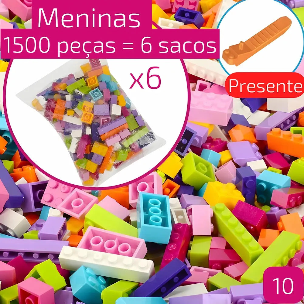 A imagem mostra seis sacos com 1500 peças de blocos de construção coloridos para meninas, com a quantidade destacada em um círculo rosa no centro. Há uma ferramenta laranja de presente indicada no canto superior direito. Os blocos de construção estão espalhados no fundo da imagem.