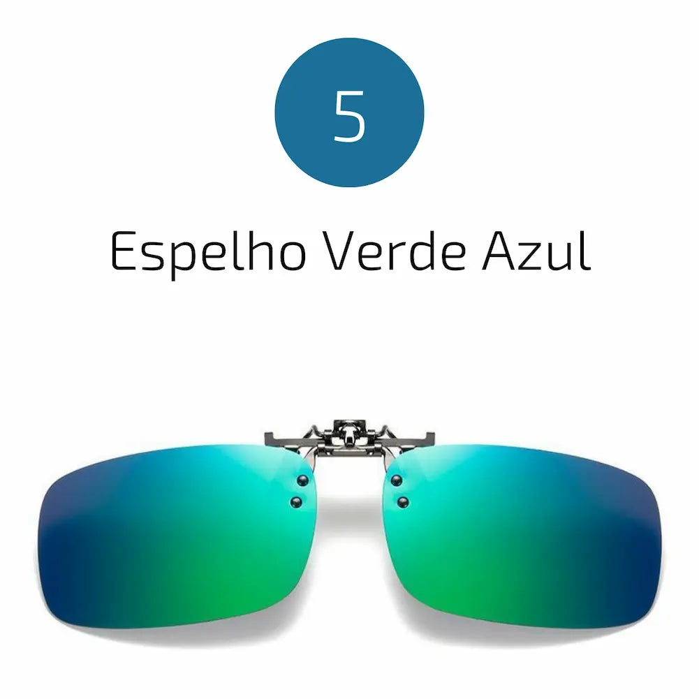 A imagem exibe a opção 5, representando lentes clip-on com acabamento espelhado em tons de verde e azul. O design é moderno e retangular, com sistema de encaixe prático, oferecendo proteção UV e um visual estiloso e único, perfeito para quem busca elegância e funcionalidade.