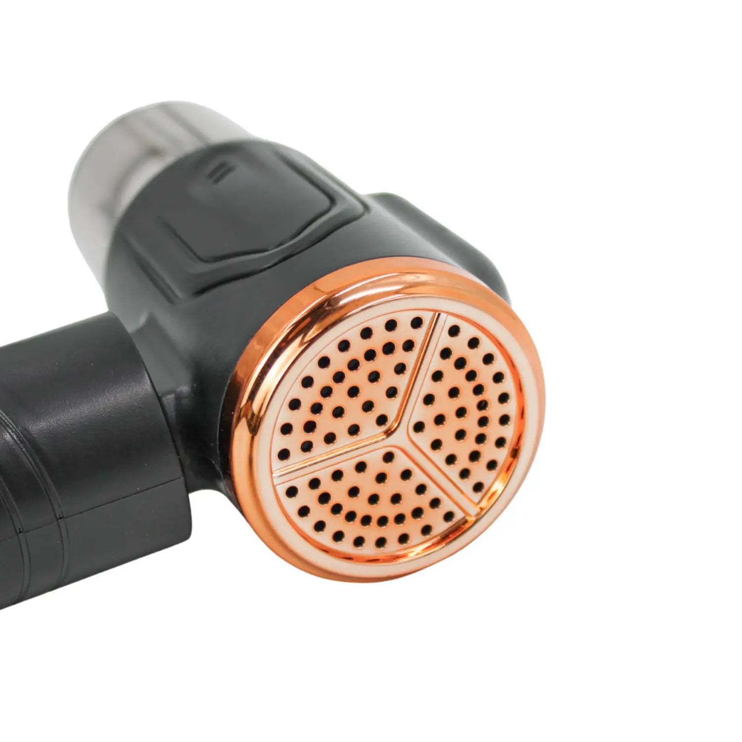 A imagem mostra a extremidade do aspirador de pó portátil, destacando a parte superior do bocal, com detalhes em dourado. O design da tampa metálica apresenta pequenos furos, possivelmente para otimizar a sucção do aparelho, melhorando sua eficiência ao aspirar sujeira de diferentes superfícies.