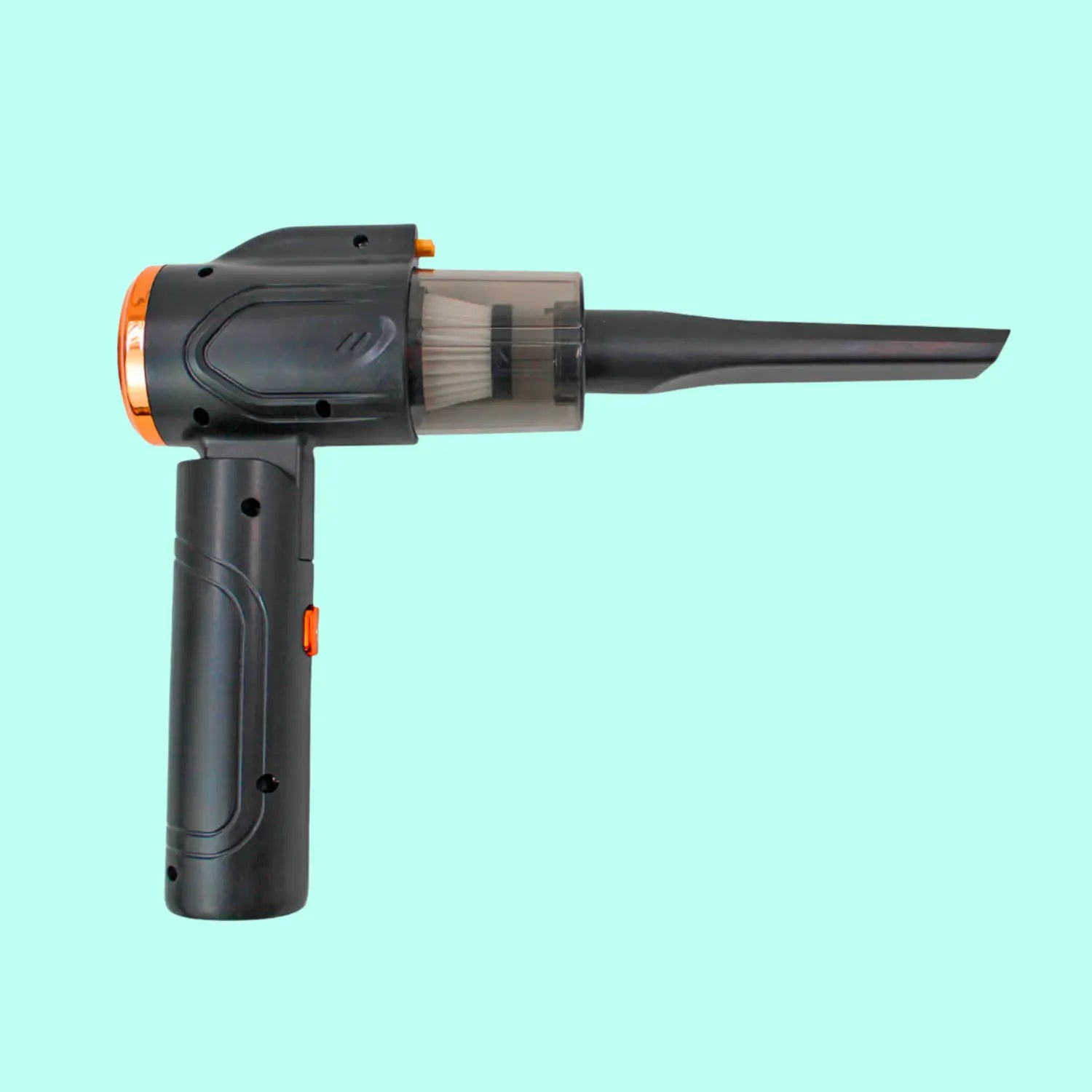 A imagem mostra novamente o aspirador de pó portátil, com um bico longo e estreito, ideal para limpar em áreas de difícil acesso. O design é semelhante ao dos outros modelos apresentados, com detalhes em laranja e preto, e o botão de operação visível no corpo do dispositivo. A cor de fundo azul claro ajuda a destacar o aparelho.