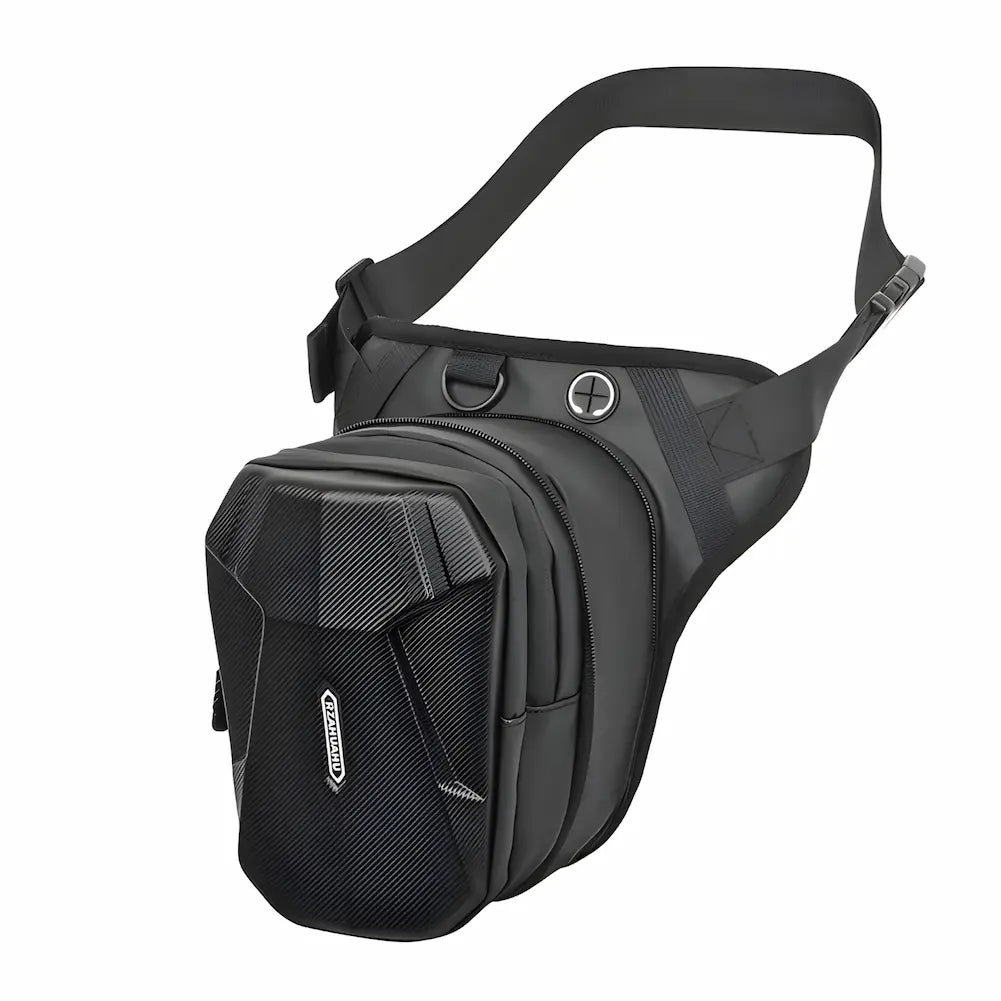 Imagem de uma pochete preta com alça ajustável. O design é robusto e texturizado, com um compartimento principal espaçoso e outro menor na frente. Inclui detalhes como um orifício para passagem de fones de ouvido e fechos resistentes, adequada para proteger pertences contra chuva.