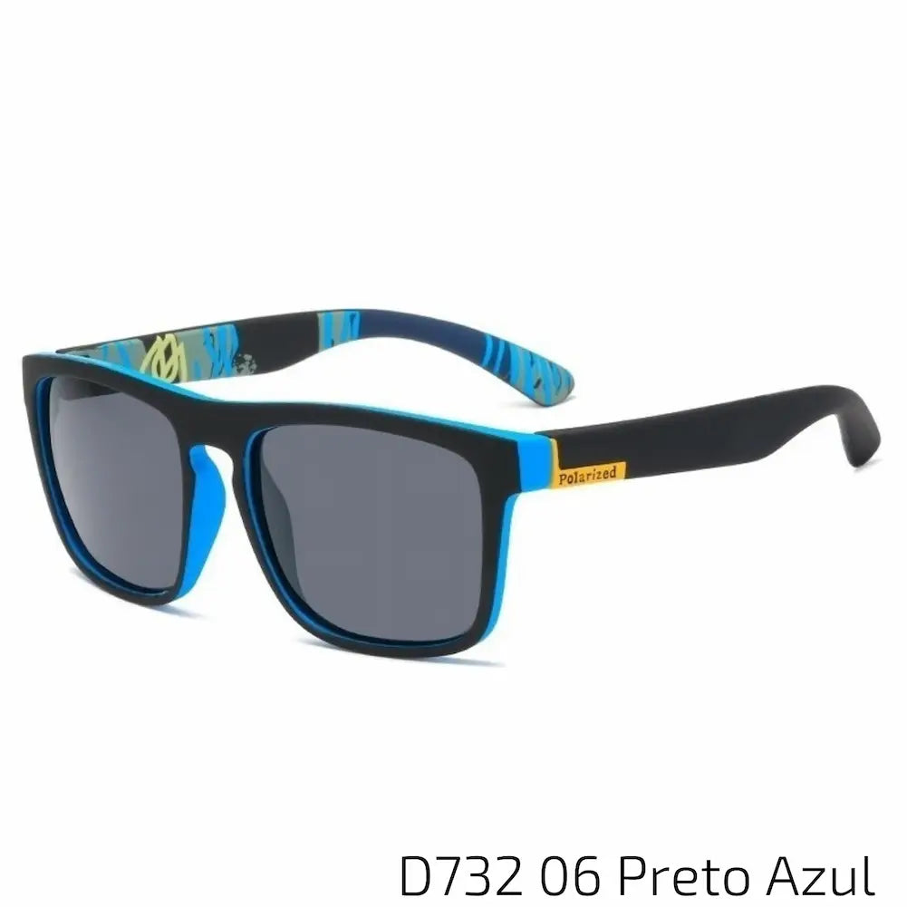 Óculos de sol com armação preta e detalhes em azul, com lentes polarizadas em um tom mais escuro de azul. As hastes têm um acabamento interior com um padrão estilizado em azul e outras cores, dando um toque de personalidade ao acessório. A estrutura robusta e o design moderno fazem destes óculos uma escolha excelente para quem procura estilo e proteção contra os raios solares.