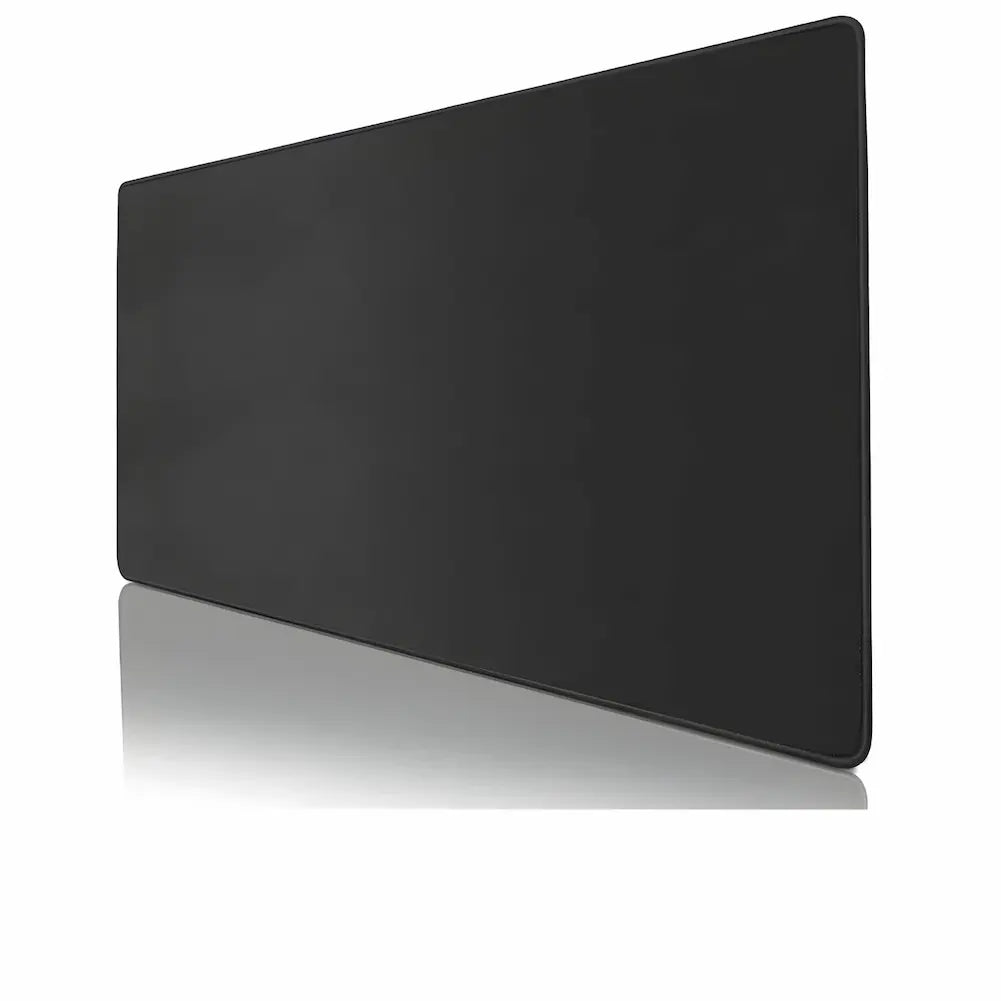 Imagem de um mousepad preto retangular em uma superfície reflexiva. O mousepad tem bordas arredondadas e acabamento liso. Não há outros objetos ou elementos visíveis na imagem, destacando apenas o mousepad.