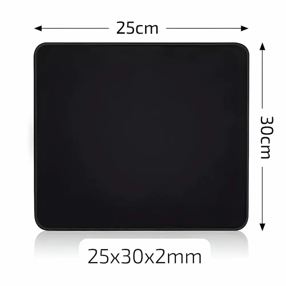  Imagem de um mousepad preto retangular com as dimensões especificadas ao redor. A largura é de 25 cm e a altura é de 30 cm. A espessura é indicada como 2 mm. As dimensões "25x30x2mm" estão escritas abaixo do mousepad. O fundo é branco e a superfície é reflexiva.