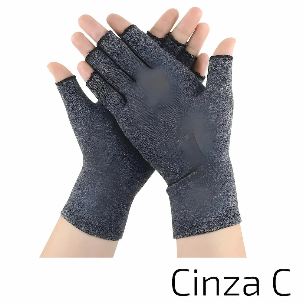  A imagem mostra um par de luvas de compressão cinza com dedos abertos, vistas da palma e do dorso da mão. As luvas têm uma textura visível que parece ser ligeiramente áspera. Abaixo das luvas, está escrito "Cinza C". As luvas são cinza e o fundo é branco, destacando os detalhes das luvas.